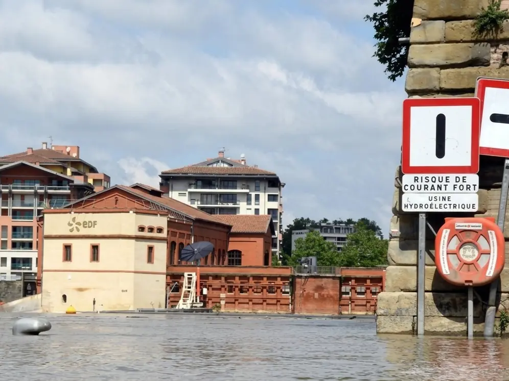 niveau d'eau critique du fleuve Garonne dans la ville de Toulouse