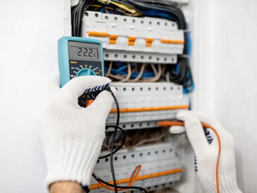 contrôle de la tension sur un tableau électrique