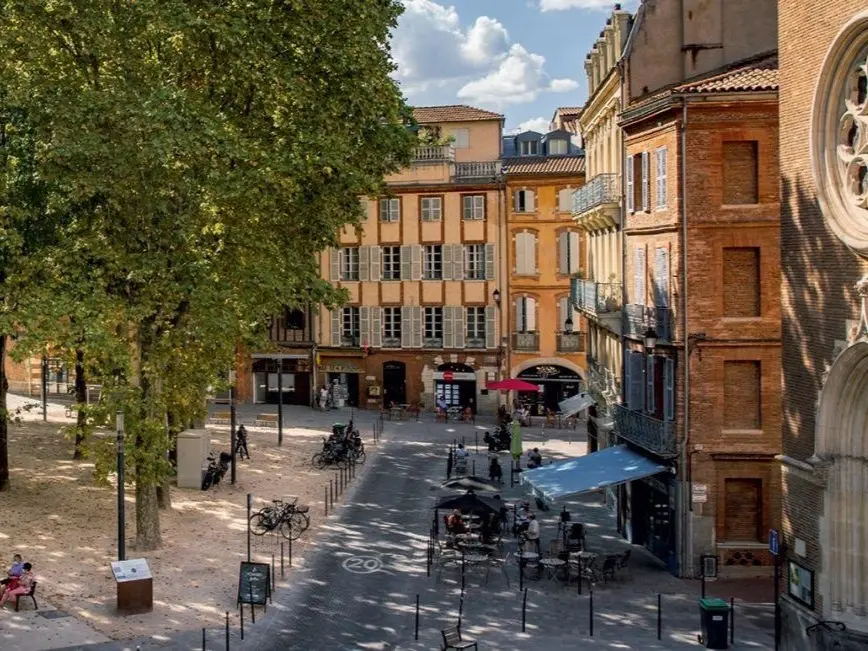 Rue de Toulouse à l'ombre des grand arbres, paramètre qui pourrait intégrer les prochains calculs des DPE
